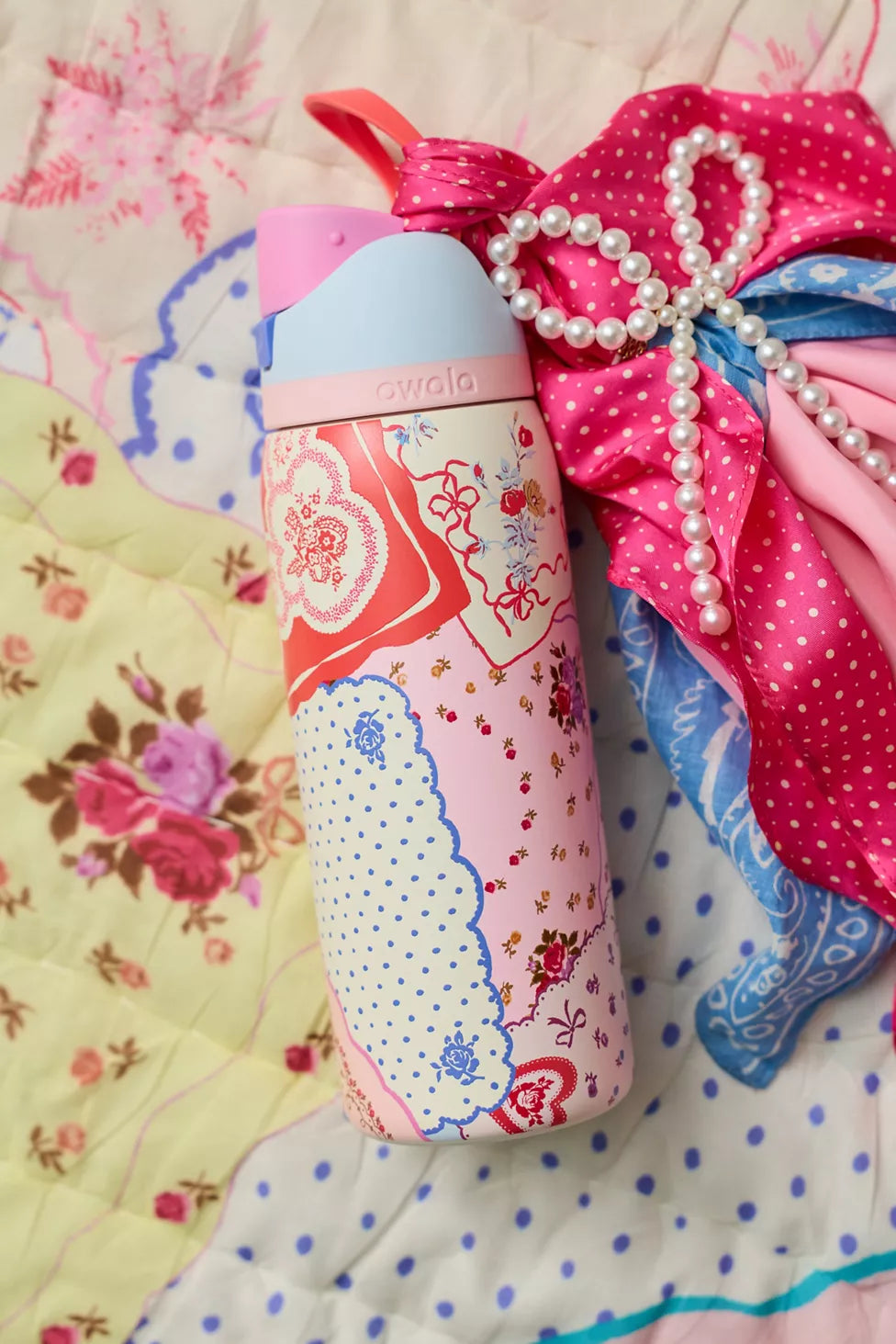 Owala UO Exclusive Hankies Print FreeSip 32 oz Water Bottle